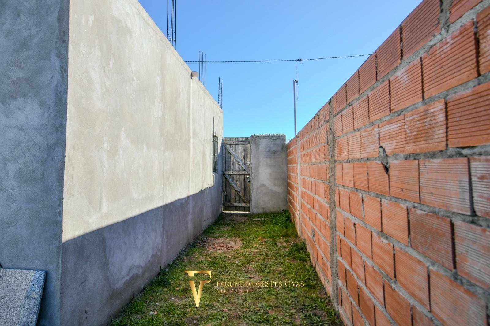 VENTA – CASA – TRES AMBIENTES – COCHERA – AMPLIO TERRENO – SALIDA A DOLORES – MAR DE AJÓ