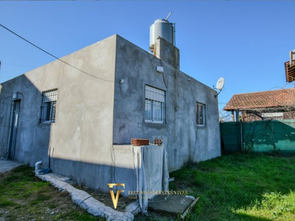 VENTA – CASA – TRES AMBIENTES – COCHERA – AMPLIO TERRENO – SALIDA A DOLORES – MAR DE AJÓ