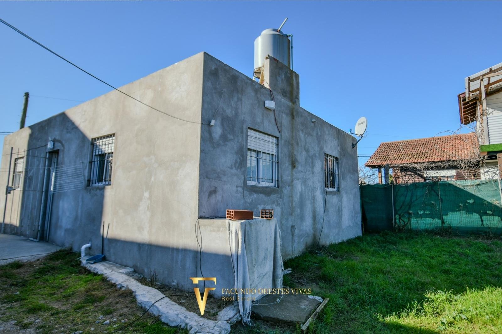 VENTA – CASA – TRES AMBIENTES – COCHERA – AMPLIO TERRENO – SALIDA A DOLORES – MAR DE AJÓ