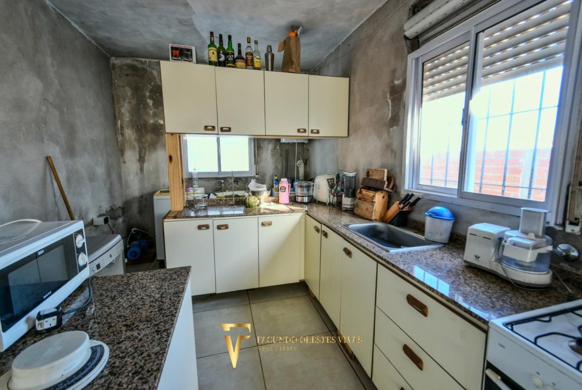 VENTA – CASA – TRES AMBIENTES – COCHERA – AMPLIO TERRENO – SALIDA A DOLORES – MAR DE AJÓ