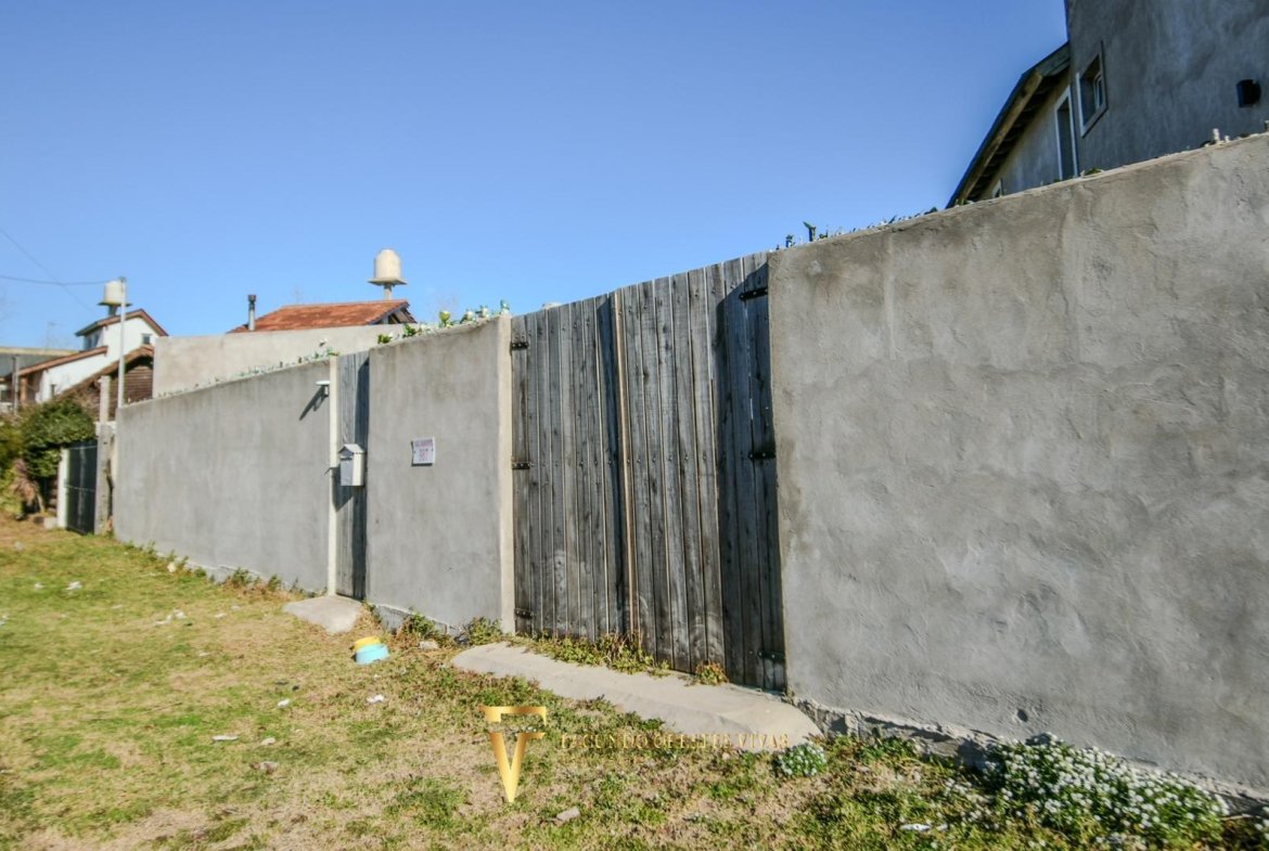VENTA – CASA – TRES AMBIENTES – COCHERA – AMPLIO TERRENO – SALIDA A DOLORES – MAR DE AJÓ