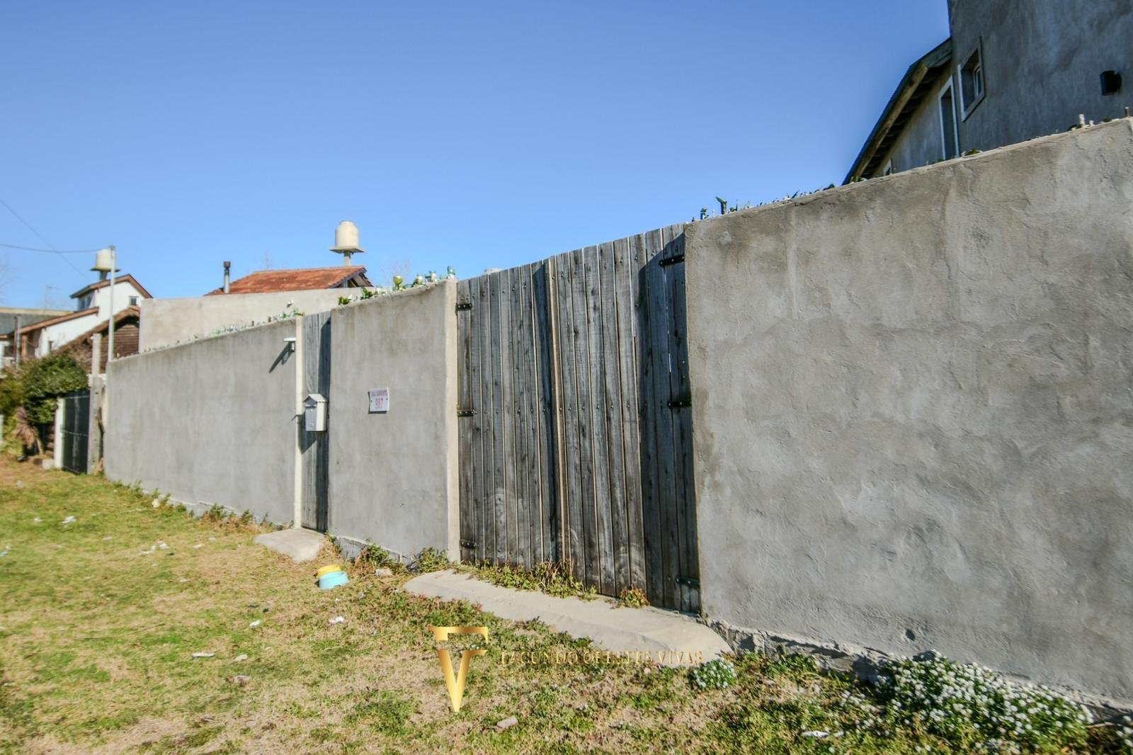 VENTA – CASA – TRES AMBIENTES – COCHERA – AMPLIO TERRENO – SALIDA A DOLORES – MAR DE AJÓ