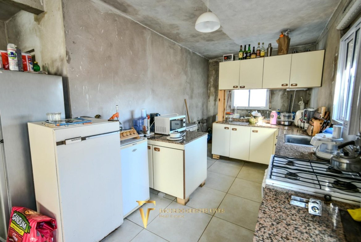 VENTA – CASA – TRES AMBIENTES – COCHERA – AMPLIO TERRENO – SALIDA A DOLORES – MAR DE AJÓ