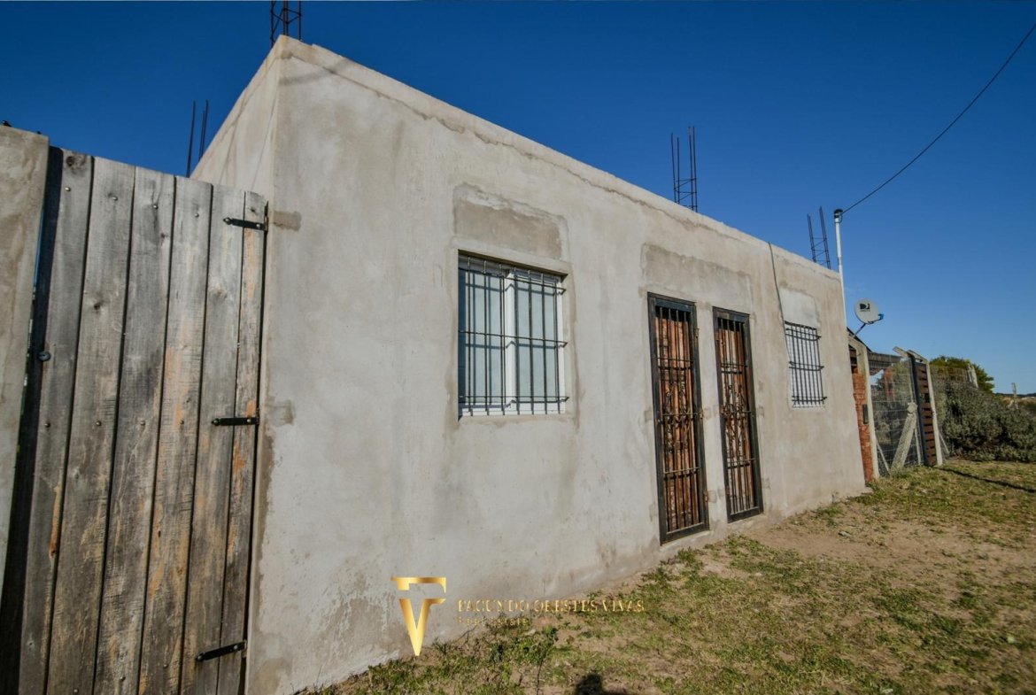 VENTA – CASA – TRES AMBIENTES – COCHERA – AMPLIO TERRENO – SALIDA A DOLORES – MAR DE AJÓ