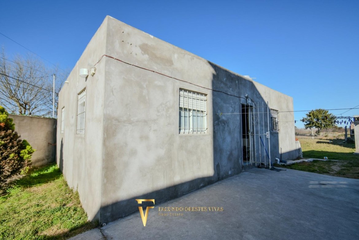 VENTA – CASA – TRES AMBIENTES – COCHERA – AMPLIO TERRENO – SALIDA A DOLORES – MAR DE AJÓ