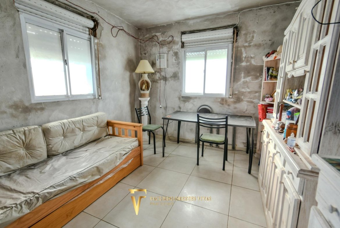 VENTA – CASA – TRES AMBIENTES – COCHERA – AMPLIO TERRENO – SALIDA A DOLORES – MAR DE AJÓ
