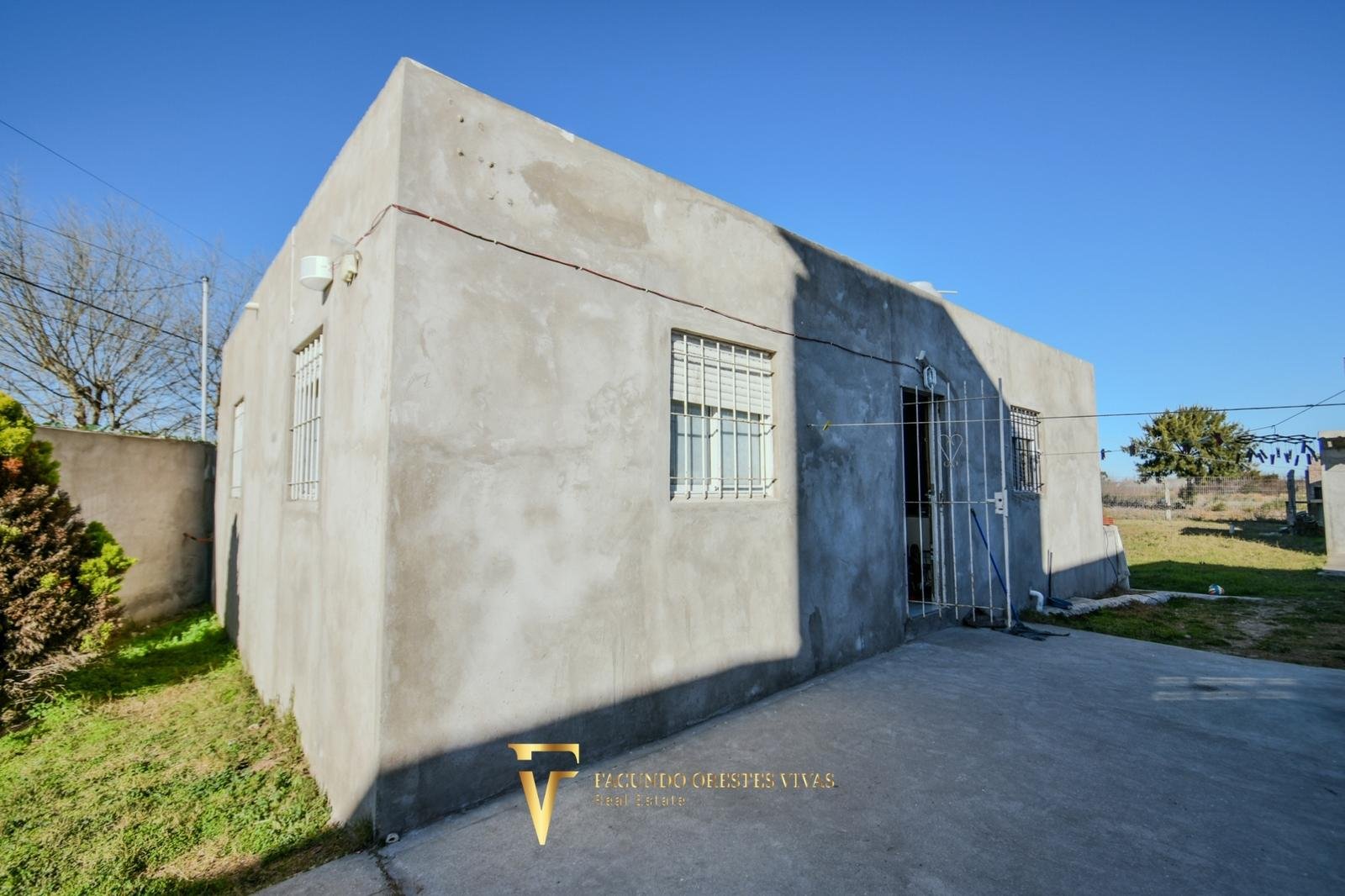 CASA TRES AMBIENTES – MAR DE AJÓ – COCHERA – AMPLIO TERRENO – SALIDA A DOLORES