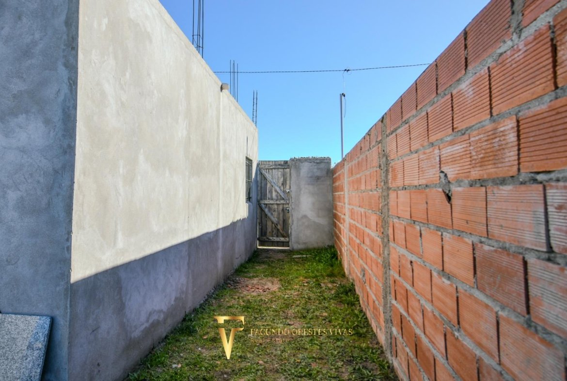CASA TRES AMBIENTES – MAR DE AJÓ – COCHERA – AMPLIO TERRENO – SALIDA A DOLORES