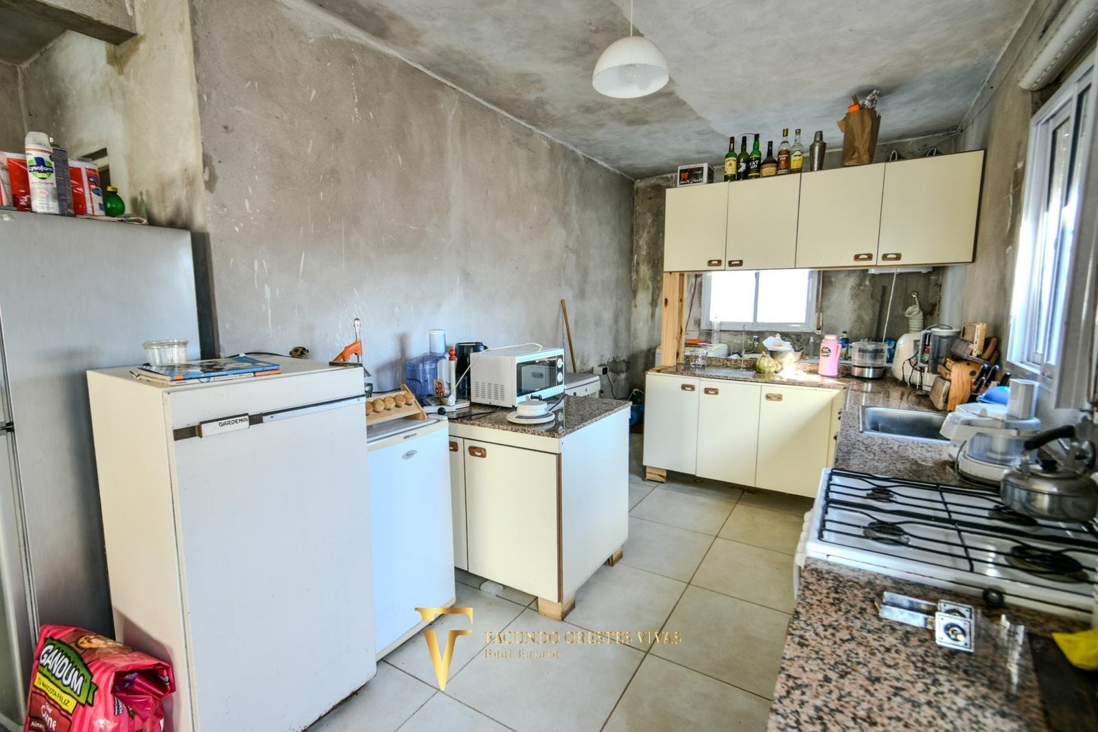 CASA TRES AMBIENTES – MAR DE AJÓ – COCHERA – AMPLIO TERRENO – SALIDA A DOLORES