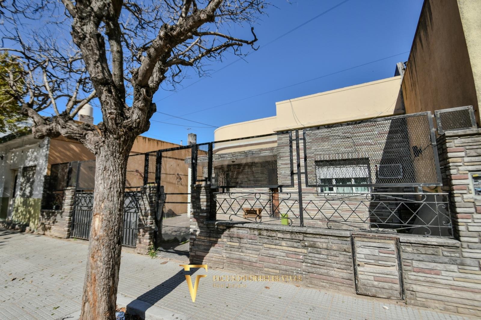 VENTA – CASA MULTIFAMILIAR – CUATRO AMBIENTES – FONDO – TERRAZA – COCHERA – VILLA LUGANO