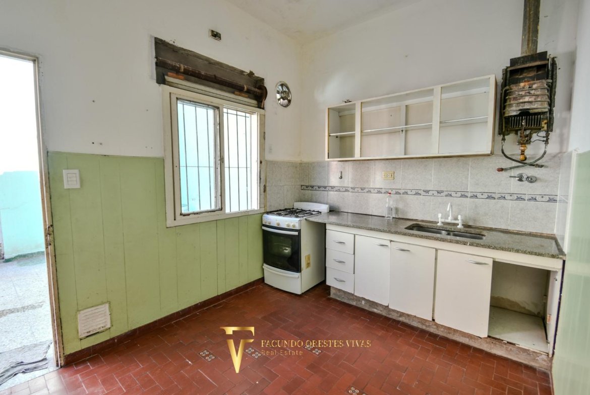 VENTA – CASA MULTIFAMILIAR – CUATRO AMBIENTES – FONDO – TERRAZA – COCHERA – VILLA LUGANO