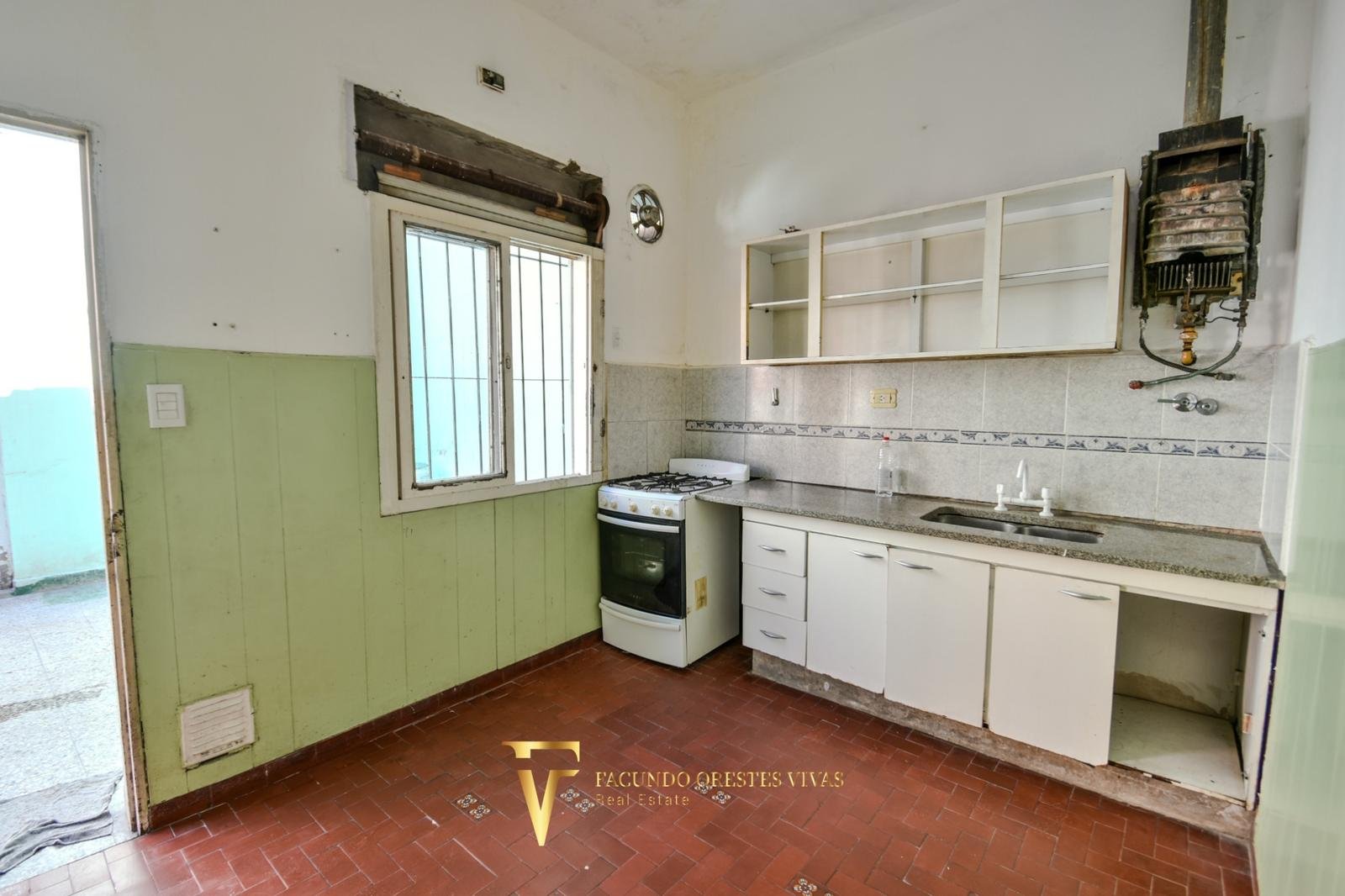 VENTA – CASA MULTIFAMILIAR – CUATRO AMBIENTES – FONDO – TERRAZA – COCHERA – VILLA LUGANO