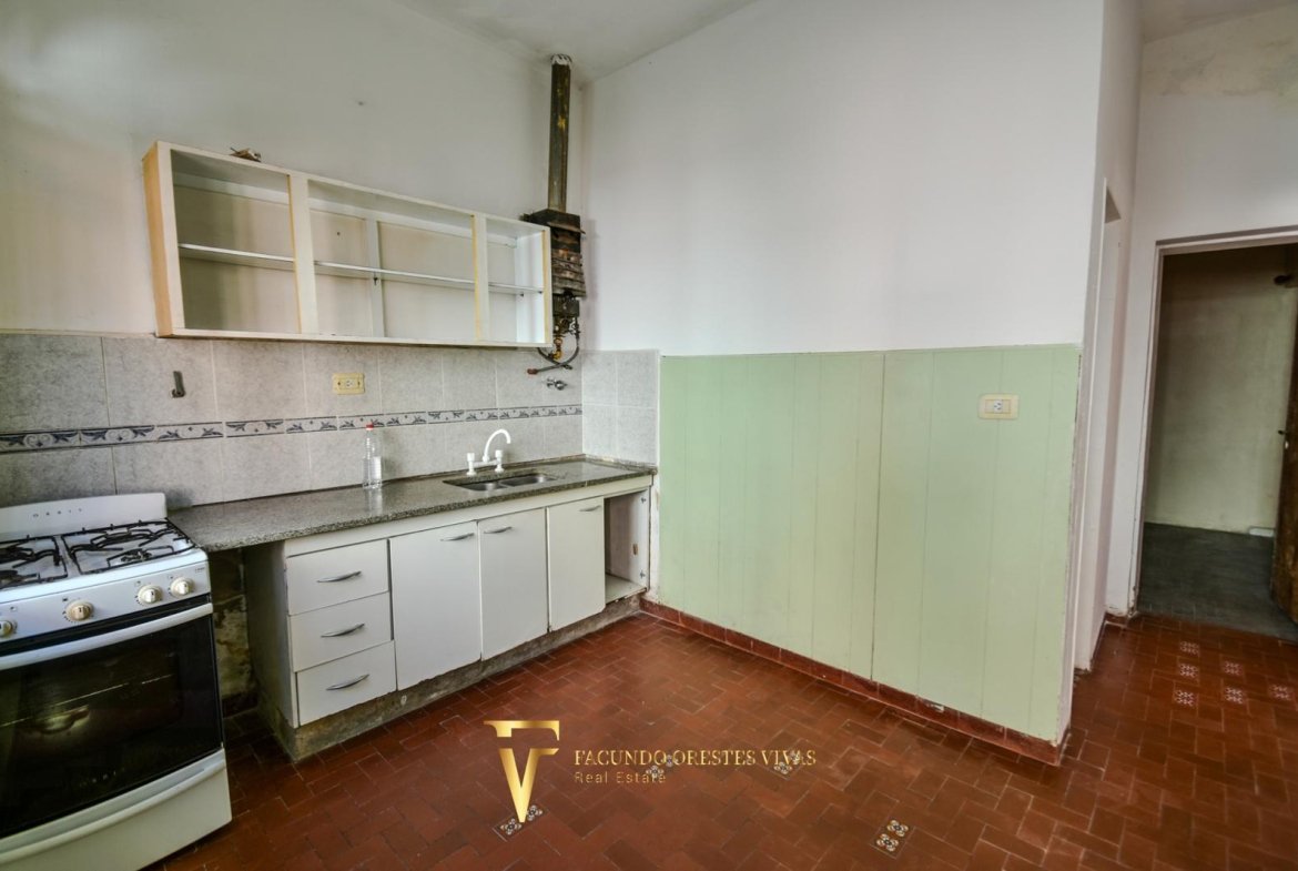VENTA – CASA MULTIFAMILIAR – CUATRO AMBIENTES – FONDO – TERRAZA – COCHERA – VILLA LUGANO