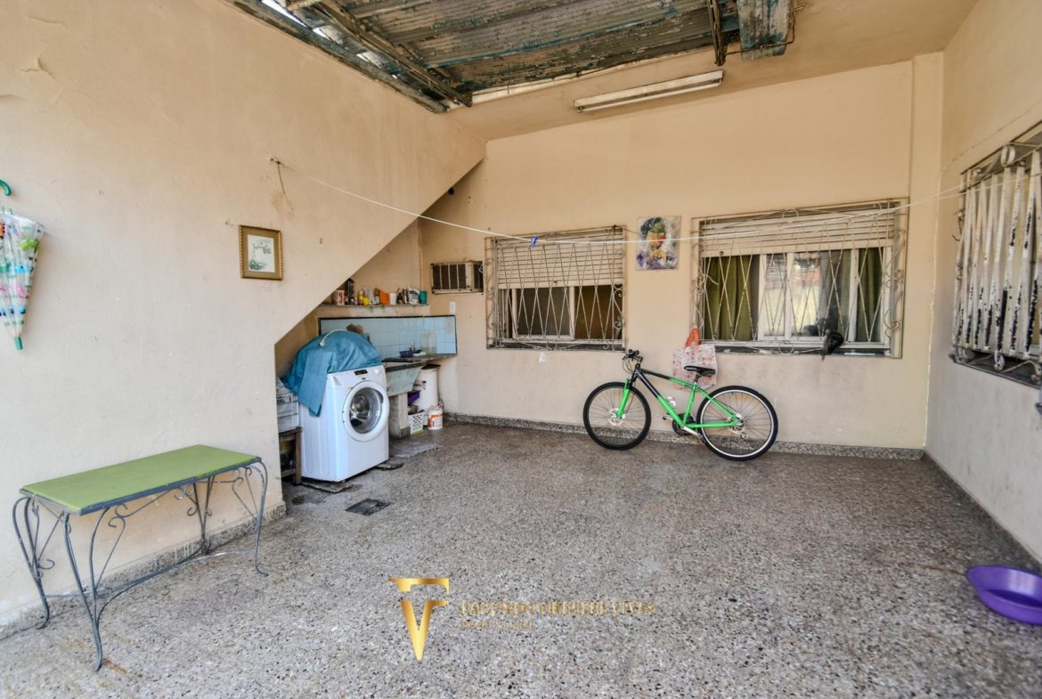 VENTA – CASA MULTIFAMILIAR – CUATRO AMBIENTES – FONDO – TERRAZA – COCHERA – VILLA LUGANO