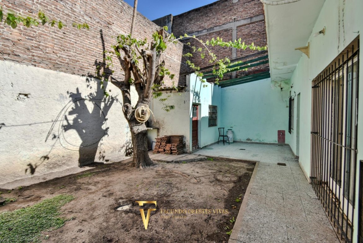 VENTA – CASA MULTIFAMILIAR – CUATRO AMBIENTES – FONDO – TERRAZA – COCHERA – VILLA LUGANO