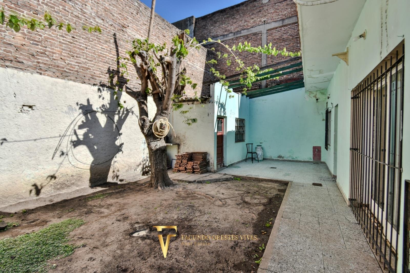VENTA – CASA MULTIFAMILIAR – CUATRO AMBIENTES – FONDO – TERRAZA – COCHERA – VILLA LUGANO