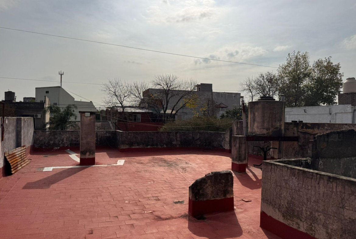 VENTA – CASA MULTIFAMILIAR – CUATRO AMBIENTES – FONDO – TERRAZA – COCHERA – VILLA LUGANO