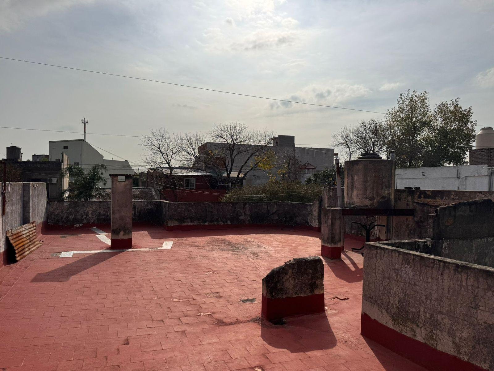 VENTA – CASA MULTIFAMILIAR – CUATRO AMBIENTES – FONDO – TERRAZA – COCHERA – VILLA LUGANO