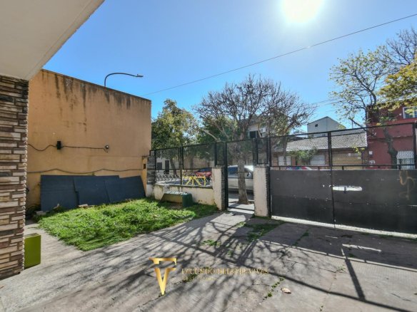 VENTA – CASA MULTIFAMILIAR – CUATRO AMBIENTES – FONDO – TERRAZA – COCHERA – VILLA LUGANO