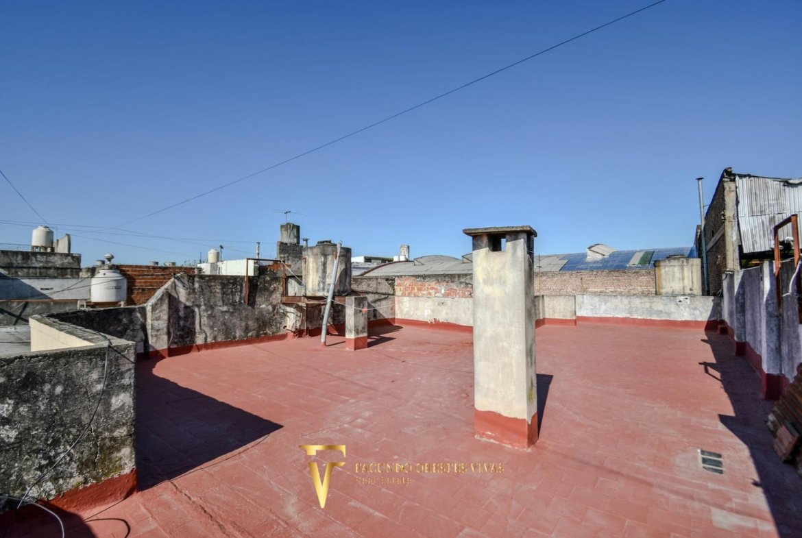 VENTA – CASA MULTIFAMILIAR – CUATRO AMBIENTES – FONDO – TERRAZA – COCHERA – VILLA LUGANO