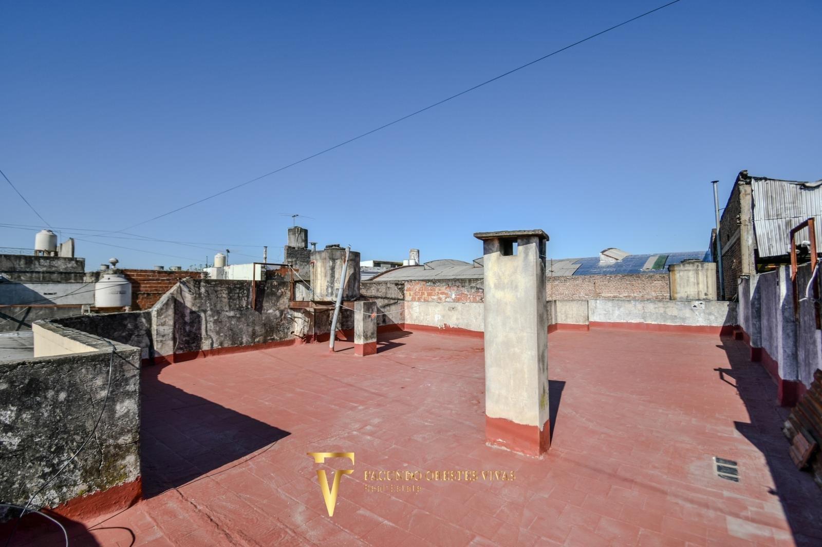 VENTA – CASA MULTIFAMILIAR – CUATRO AMBIENTES – FONDO – TERRAZA – COCHERA – VILLA LUGANO