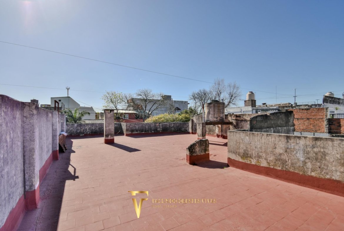 VENTA – CASA MULTIFAMILIAR – CUATRO AMBIENTES – FONDO – TERRAZA – COCHERA – VILLA LUGANO