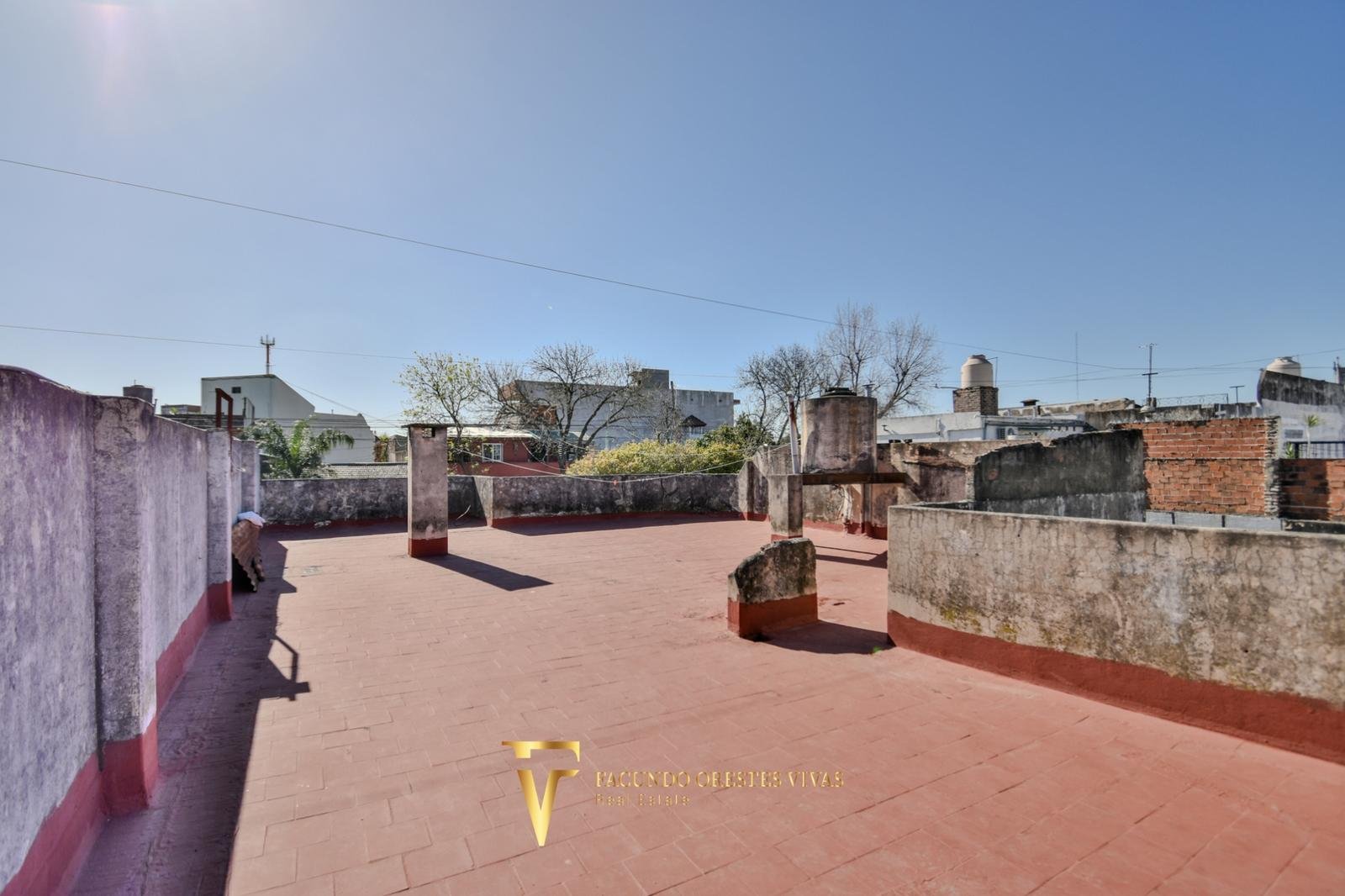 VENTA – CASA MULTIFAMILIAR – CUATRO AMBIENTES – FONDO – TERRAZA – COCHERA – VILLA LUGANO
