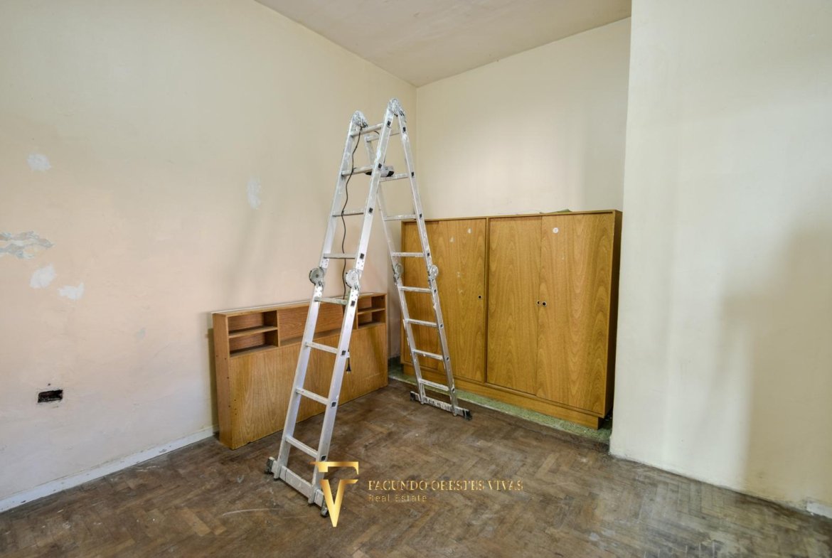 VENTA – CASA MULTIFAMILIAR – CUATRO AMBIENTES – FONDO – TERRAZA – COCHERA – VILLA LUGANO