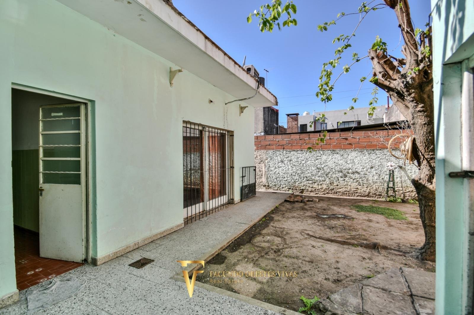 VENTA – CASA MULTIFAMILIAR – CUATRO AMBIENTES – FONDO – TERRAZA – COCHERA – VILLA LUGANO