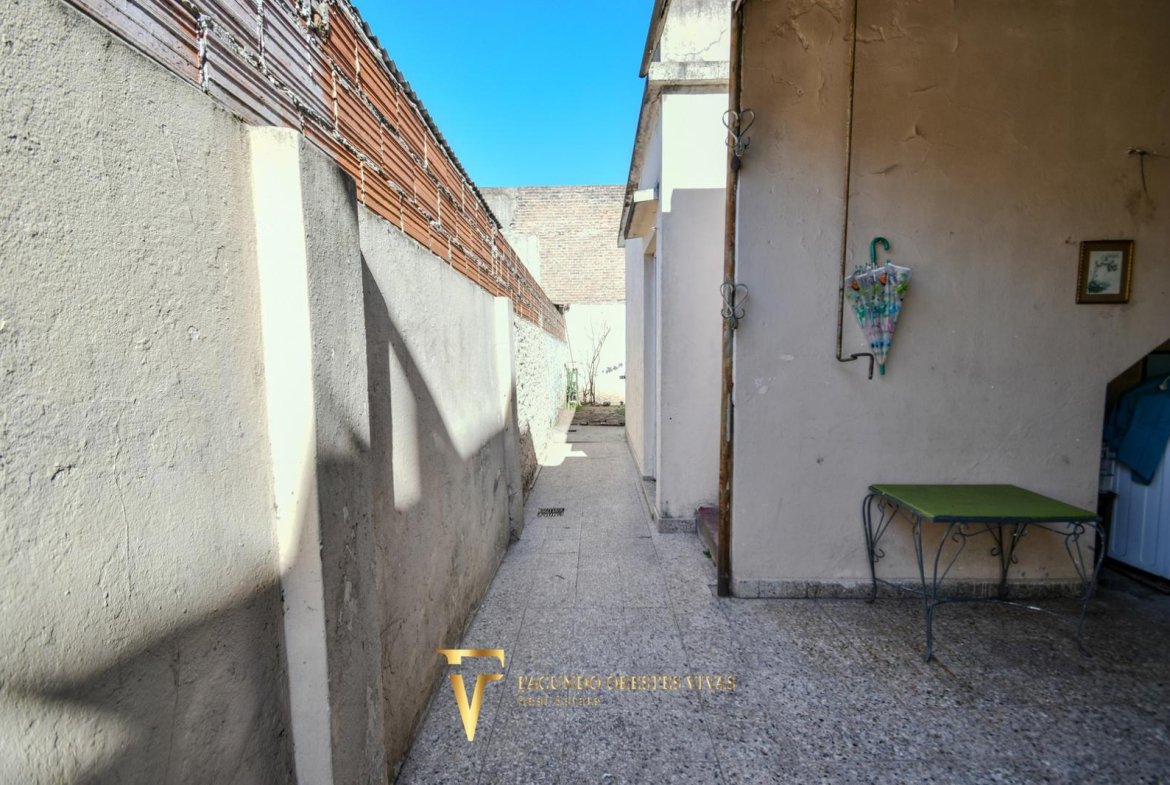 VENTA – CASA MULTIFAMILIAR – CUATRO AMBIENTES – FONDO – TERRAZA – COCHERA – VILLA LUGANO