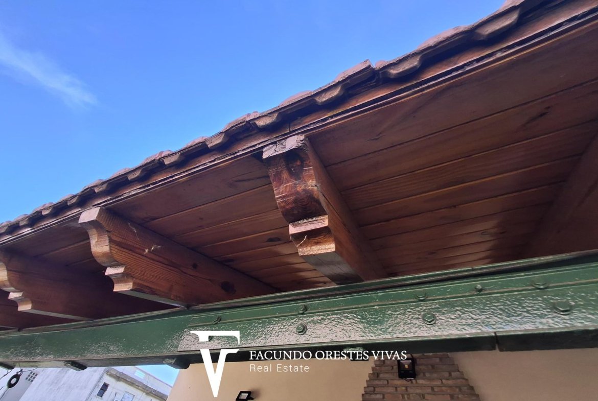 VENTA-CASA-SIETE AMBIENTES-PARRILLA-VESTIDOR-QUINCHO-PARQUE PATRICIOS