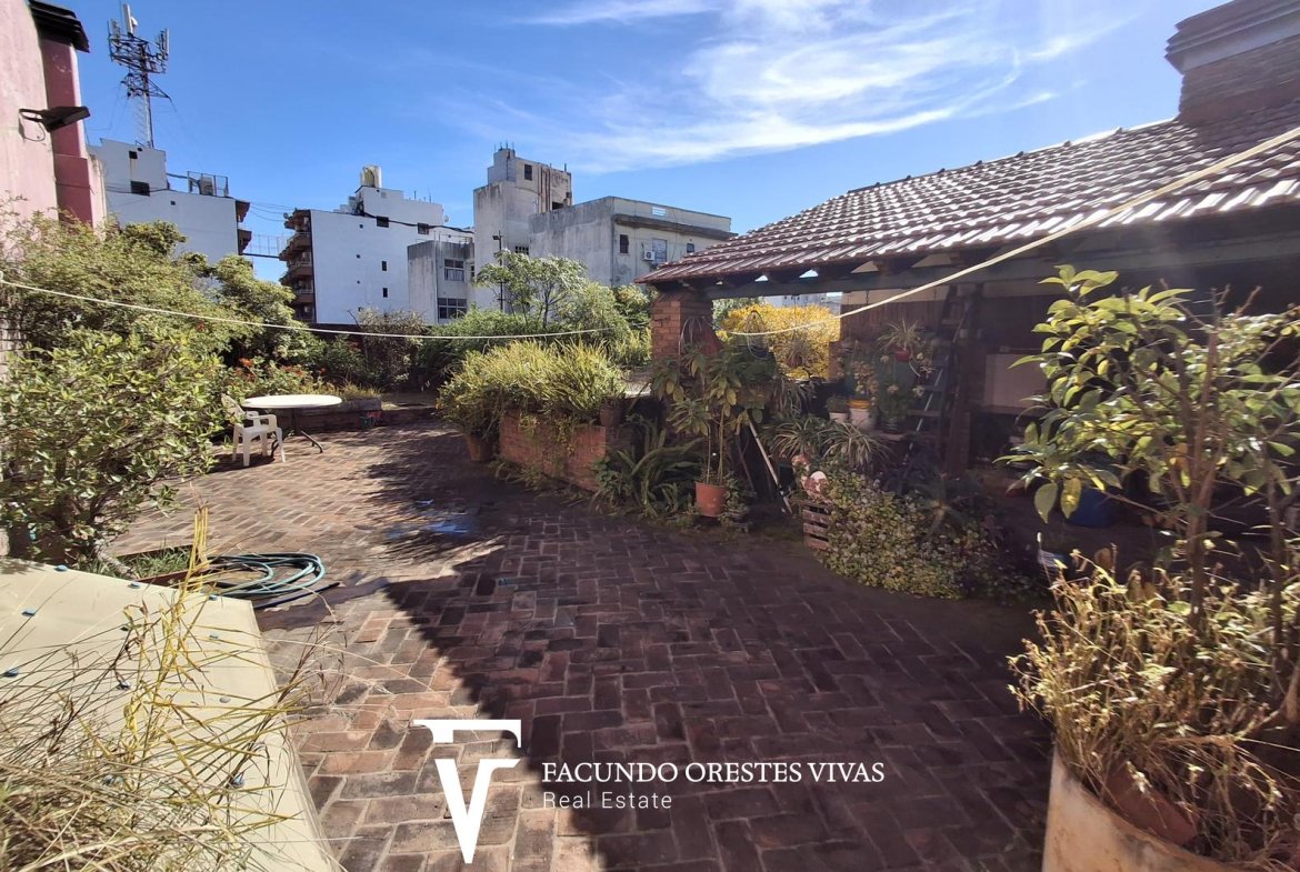 VENTA-CASA-SIETE AMBIENTES-PARRILLA-VESTIDOR-QUINCHO-PARQUE PATRICIOS