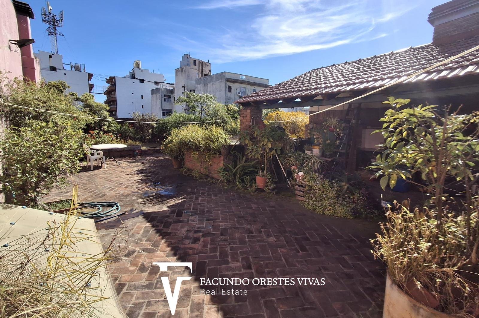 VENTA-CASA-SIETE AMBIENTES-PARRILLA-VESTIDOR-QUINCHO-PARQUE PATRICIOS