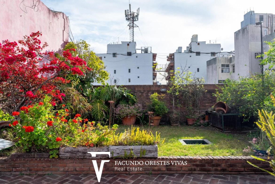 VENTA-CASA-SIETE AMBIENTES-PARRILLA-VESTIDOR-QUINCHO-PARQUE PATRICIOS