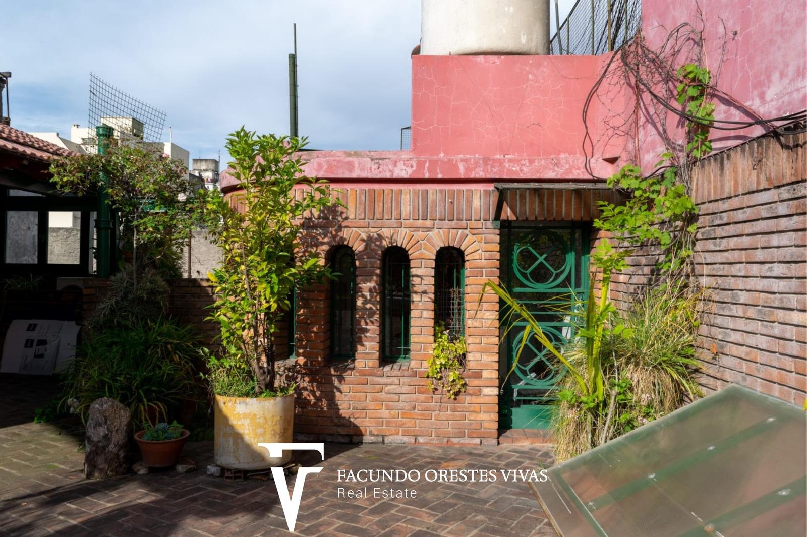 VENTA-CASA-SIETE AMBIENTES-PARRILLA-VESTIDOR-QUINCHO-PARQUE PATRICIOS