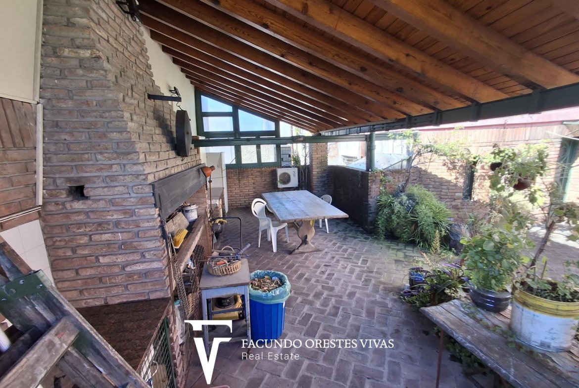 VENTA-CASA-SIETE AMBIENTES-PARRILLA-VESTIDOR-QUINCHO-PARQUE PATRICIOS
