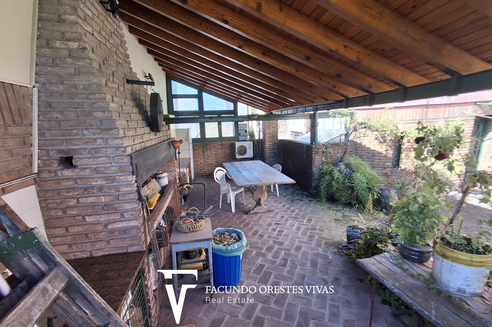 VENTA-CASA-SIETE AMBIENTES-PARRILLA-VESTIDOR-QUINCHO-PARQUE PATRICIOS