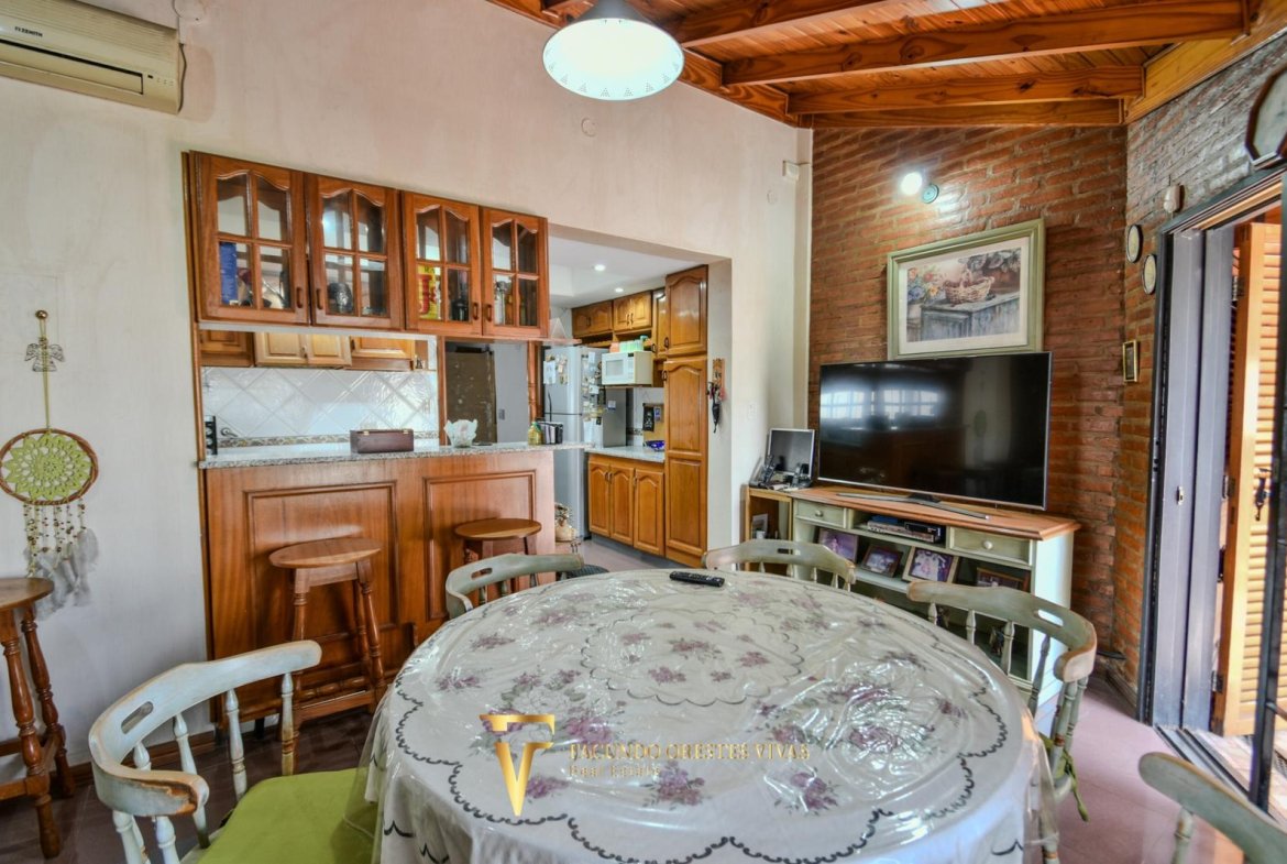 VENTA • CASA • LOMAS DEL MIRADOR • TRES AMBIENTES • PARQUE • APTO CRÉDITO
