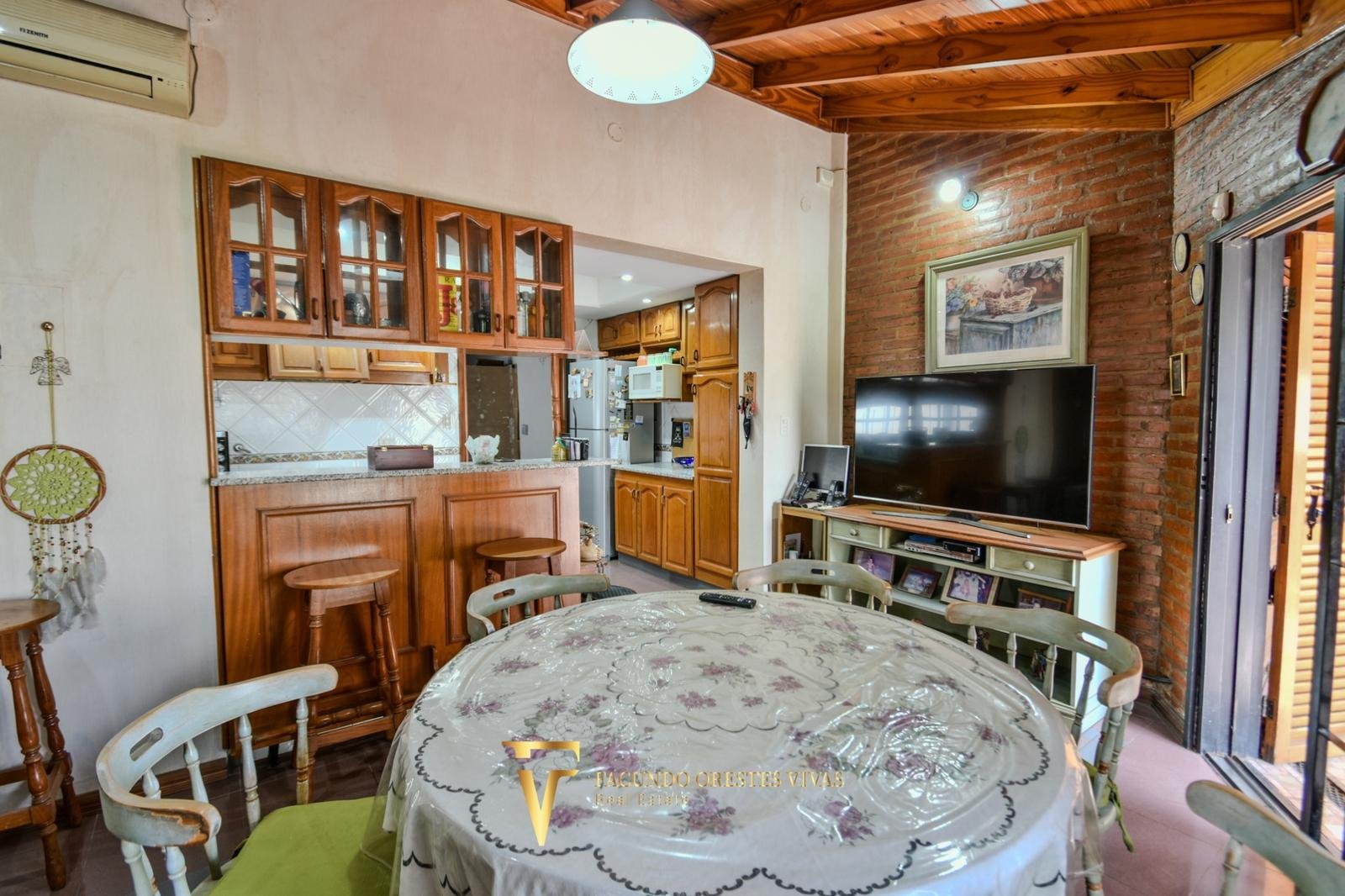 VENTA • CASA • LOMAS DEL MIRADOR • TRES AMBIENTES • PARQUE • APTO CRÉDITO