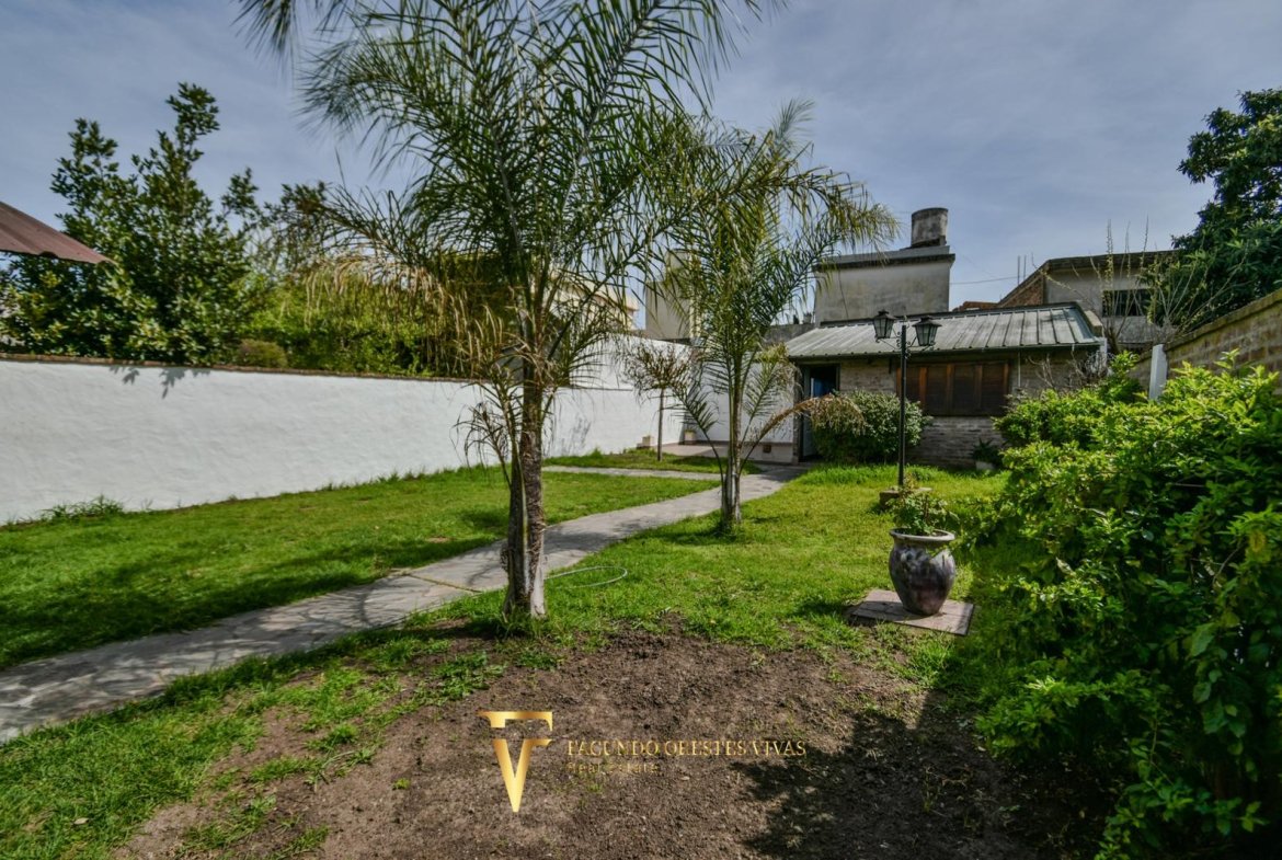 VENTA • CASA • LOMAS DEL MIRADOR • TRES AMBIENTES • PARQUE • APTO CRÉDITO