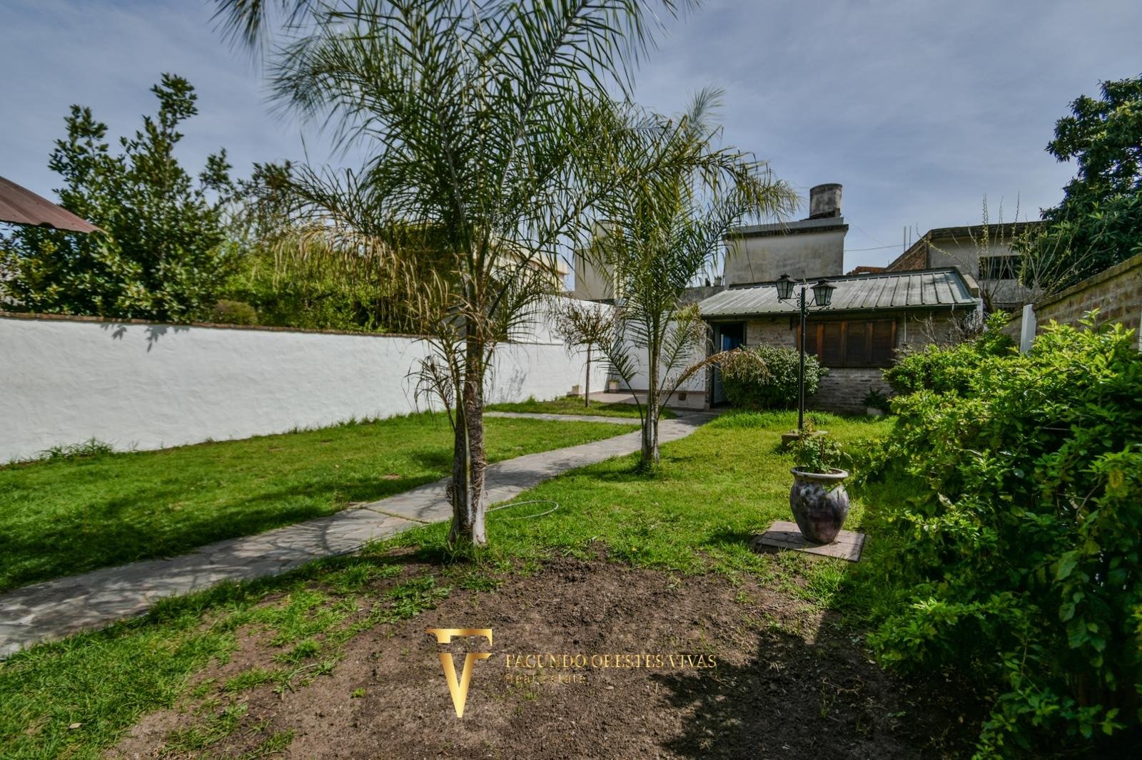VENTA • CASA • LOMAS DEL MIRADOR • TRES AMBIENTES • PARQUE • APTO CRÉDITO