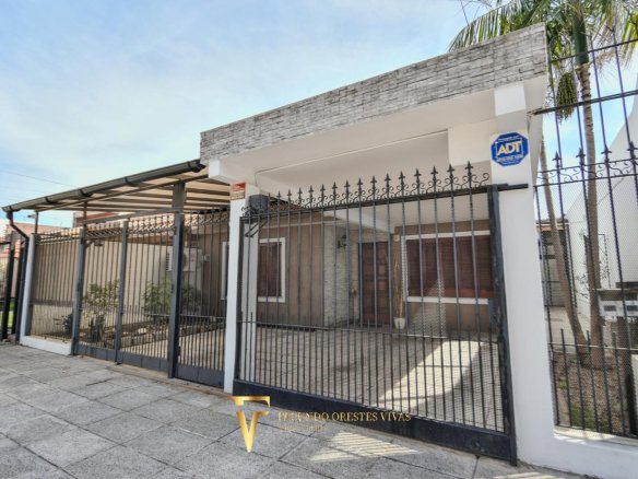 VENTA • CASA • LOMAS DEL MIRADOR • TRES AMBIENTES • PARQUE • APTO CRÉDITO
