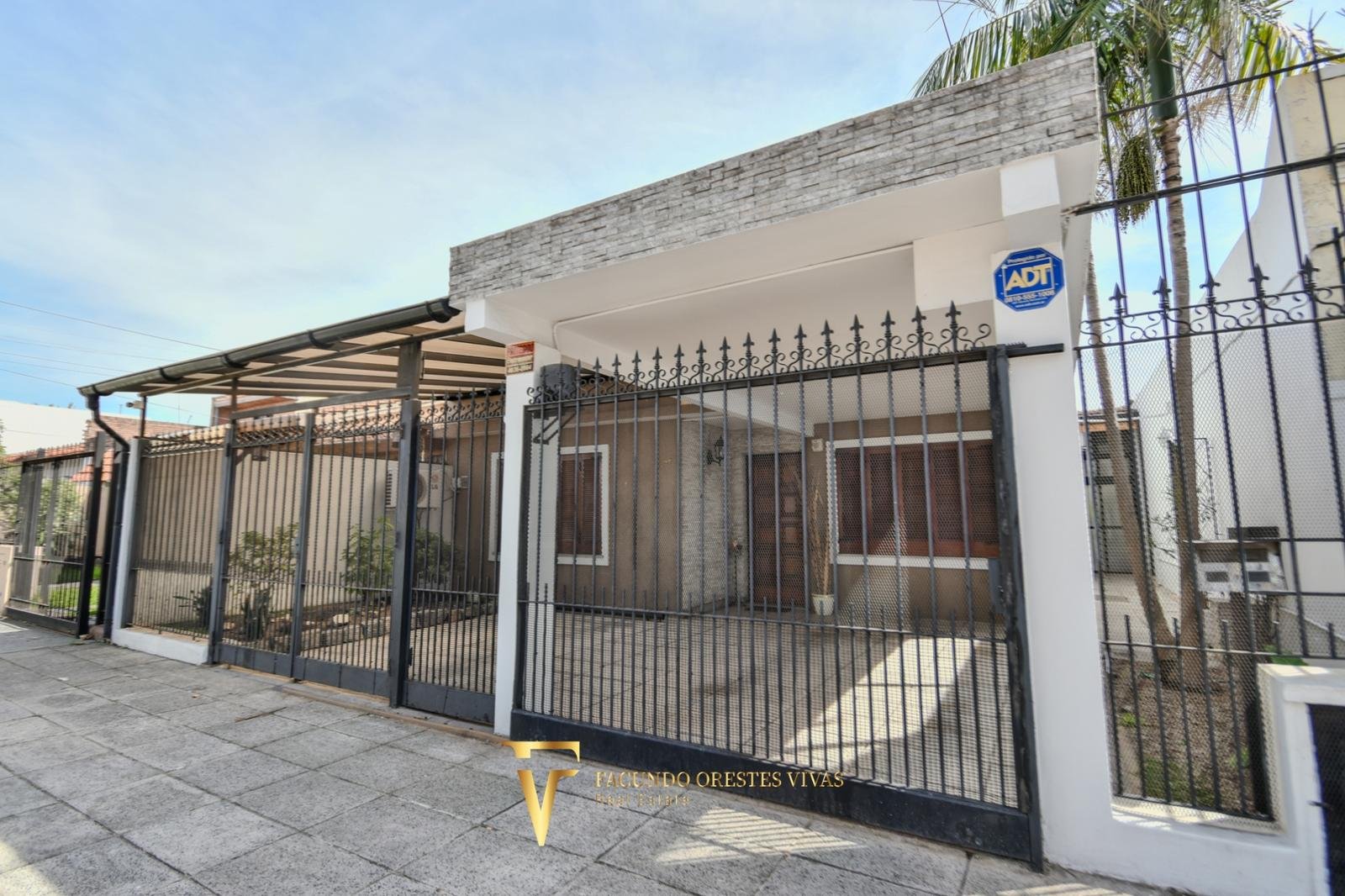 VENTA • CASA • LOMAS DEL MIRADOR • TRES AMBIENTES • PARQUE • APTO CRÉDITO