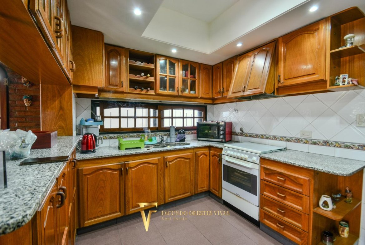 VENTA • CASA • LOMAS DEL MIRADOR • TRES AMBIENTES • PARQUE • APTO CRÉDITO