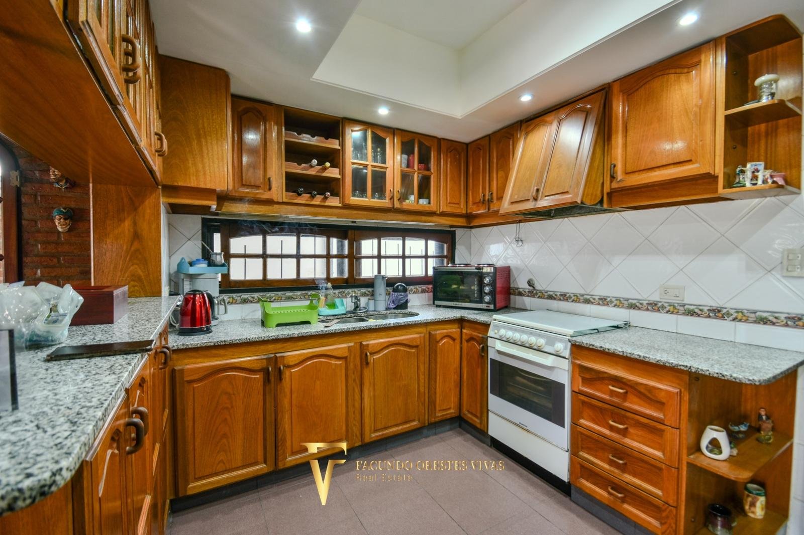 VENTA • CASA • LOMAS DEL MIRADOR • TRES AMBIENTES • PARQUE • APTO CRÉDITO