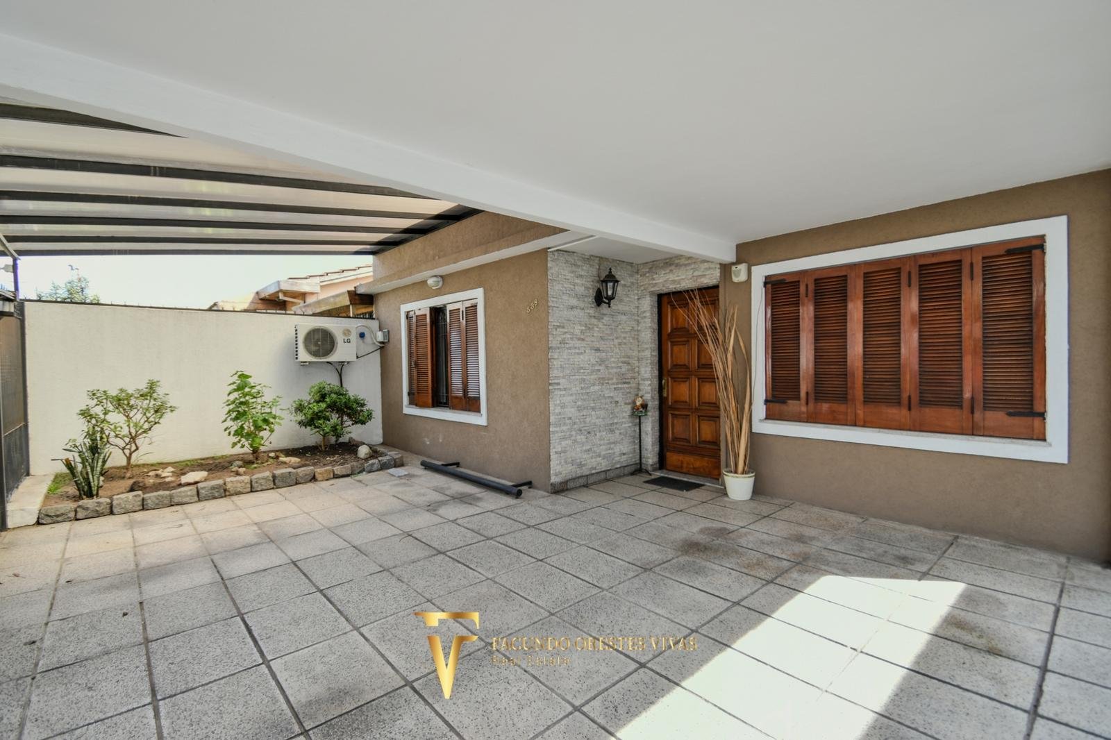 VENTA • CASA • LOMAS DEL MIRADOR • TRES AMBIENTES • PARQUE • APTO CRÉDITO