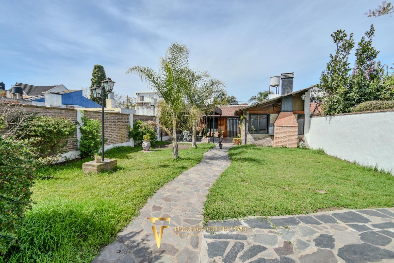 VENTA • CASA • LOMAS DEL MIRADOR • TRES AMBIENTES • PARQUE • APTO CRÉDITO