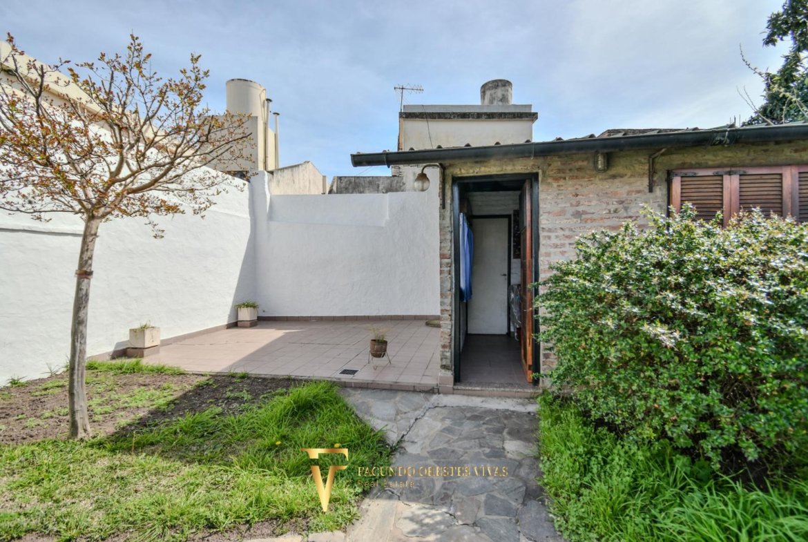 VENTA • CASA • LOMAS DEL MIRADOR • TRES AMBIENTES • PARQUE • APTO CRÉDITO