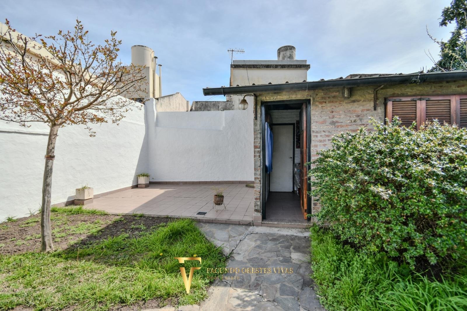 VENTA • CASA • LOMAS DEL MIRADOR • TRES AMBIENTES • PARQUE • APTO CRÉDITO