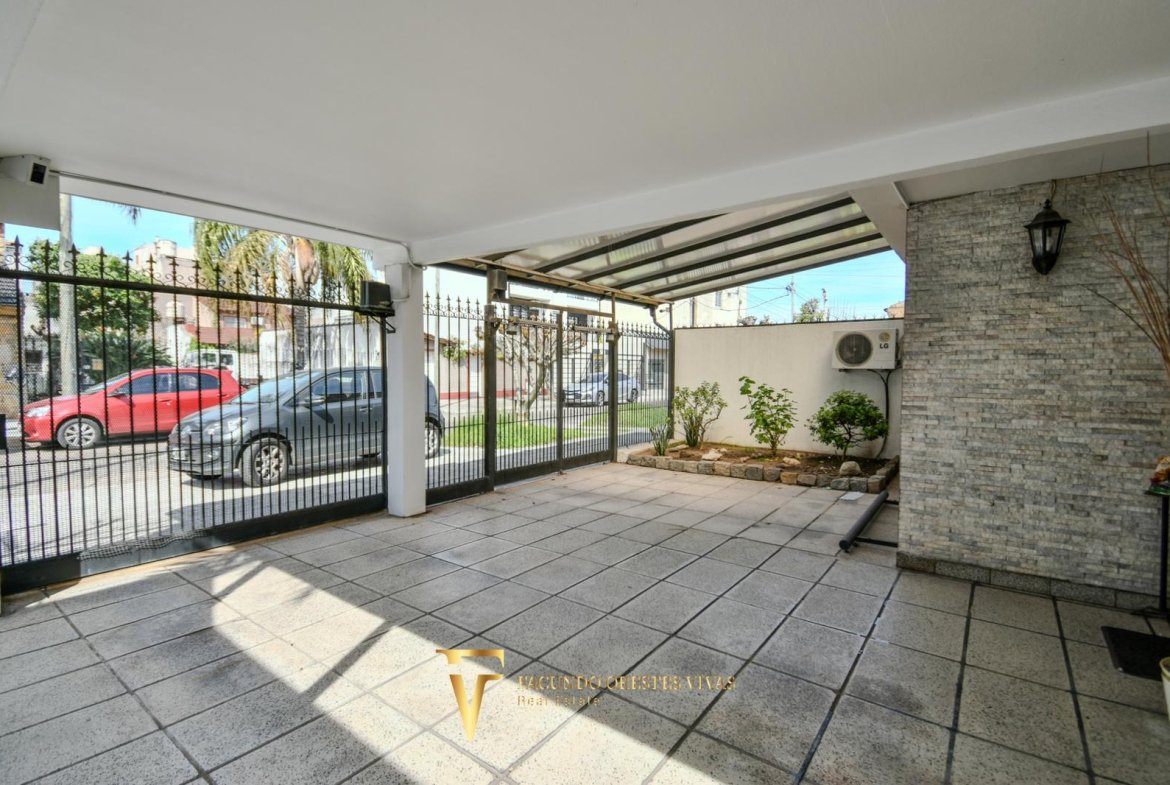 VENTA • CASA • LOMAS DEL MIRADOR • TRES AMBIENTES • PARQUE • APTO CRÉDITO